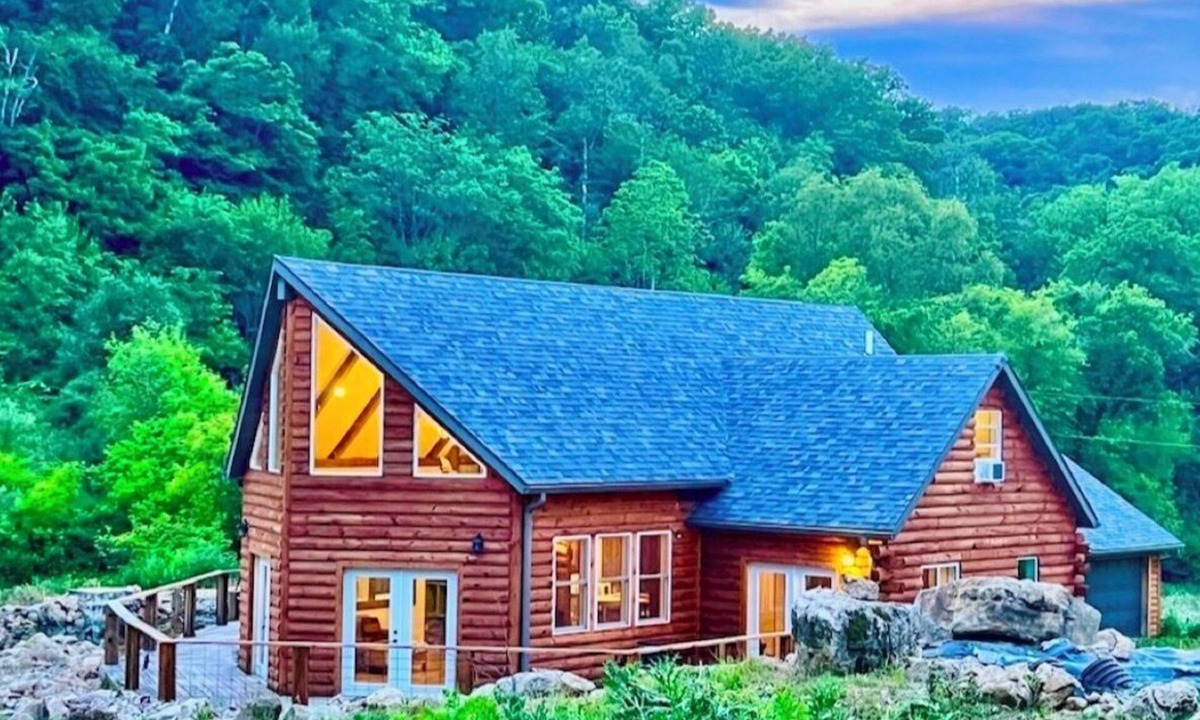 Lansing Cabin | ValleyView Lodge 4 bedroom/2.5 bathroom with Swimming Pond and Hot Tub Jacuzzi
