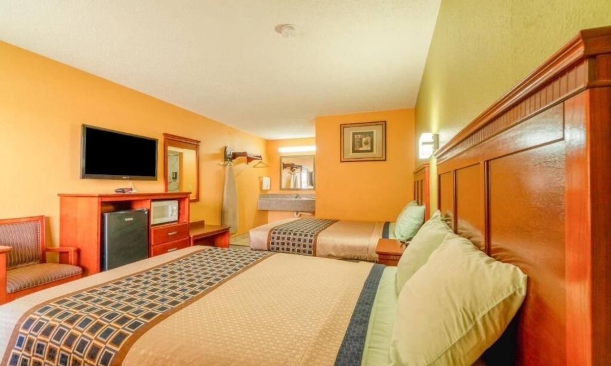 Denver City Hotel | Value 2-Room Retreat w/2 Full Beds & Easy Access to Dining & Shops