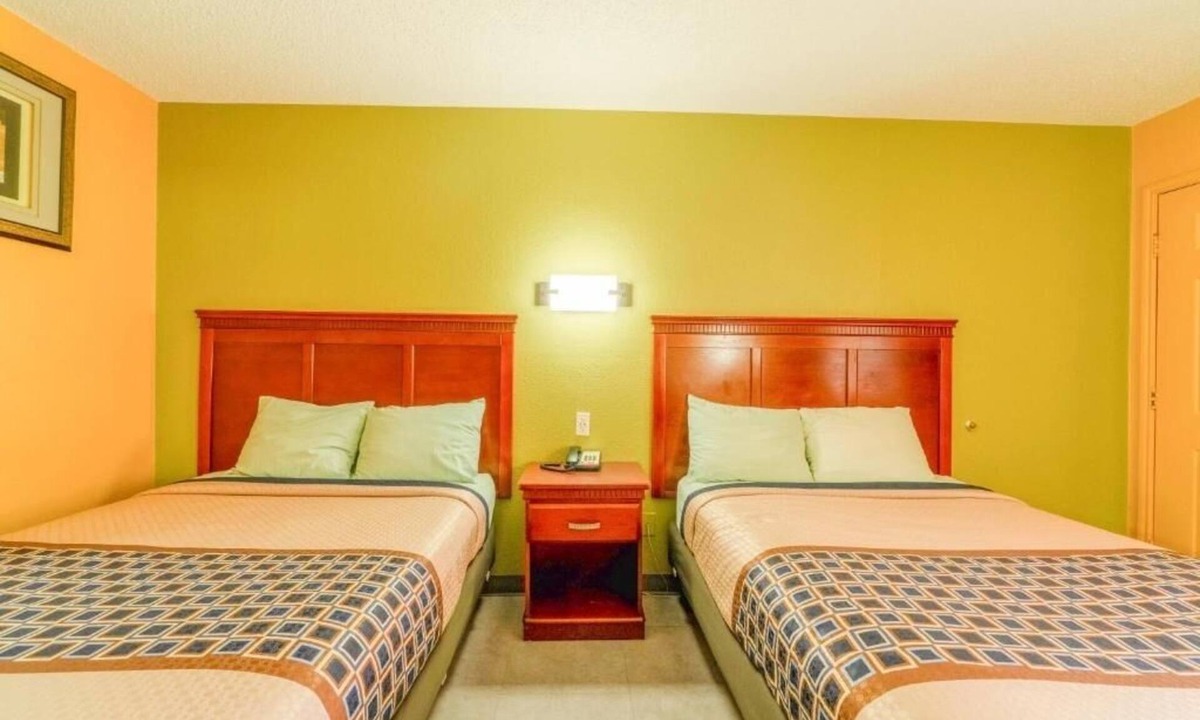 Denver City Hotel | Value Room Stay w/2 Full Beds and a Soothing Bathtub