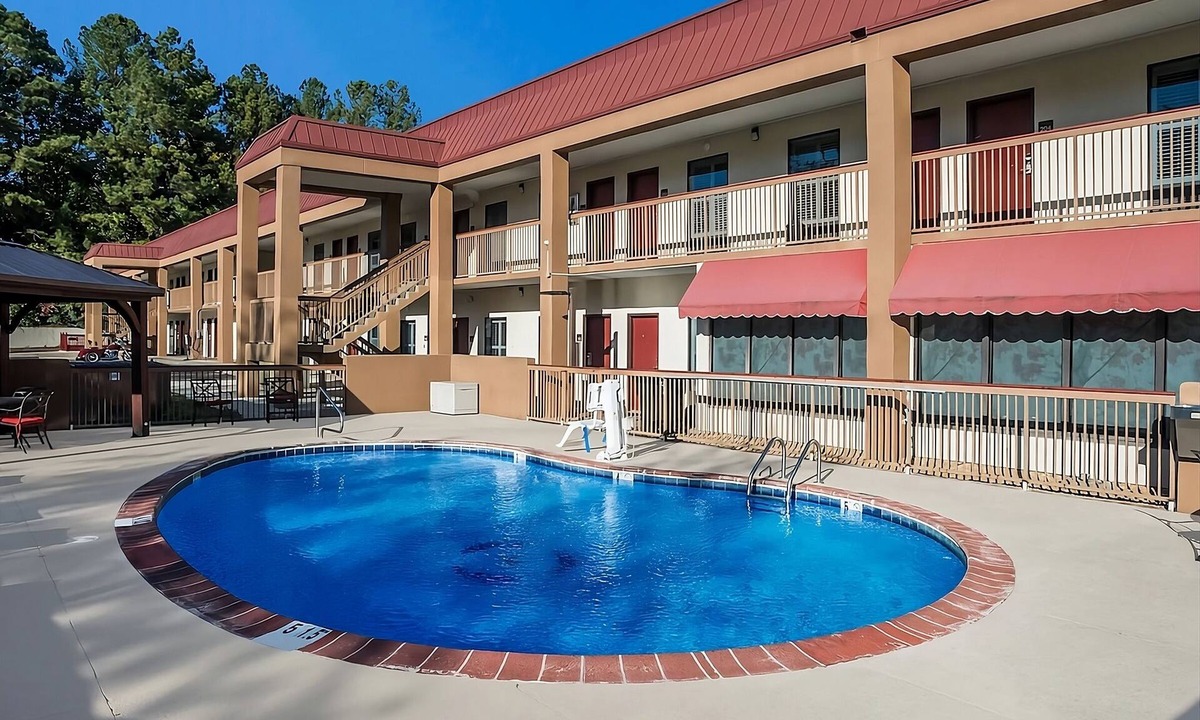 Tupelo Hotel | Value Stay | 2 Family-friendly Units w/FREE Parking and Breakfast