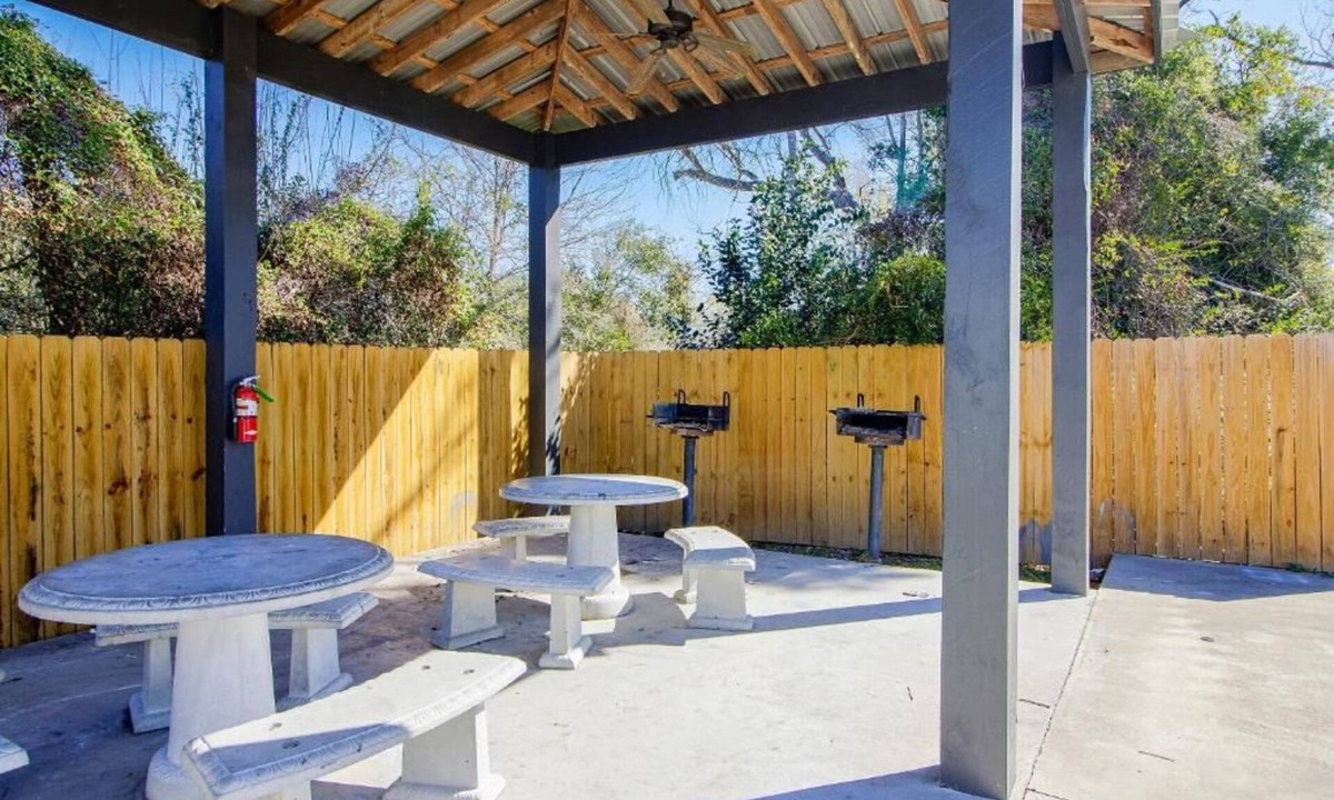 Sulphur Apartment | Value Stay: Non-Smoking Unit featuring Queen Bed and Mini Kitchen