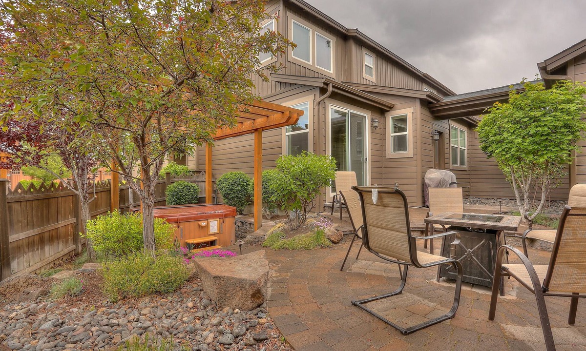 Southern Crossing House | Vantage Point 3 Bedroom Townhouse by RedAwning
