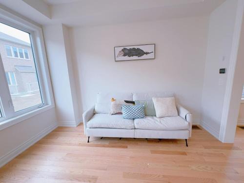 Pickering House | Vantage stay Modern 4BR townhouse pickering