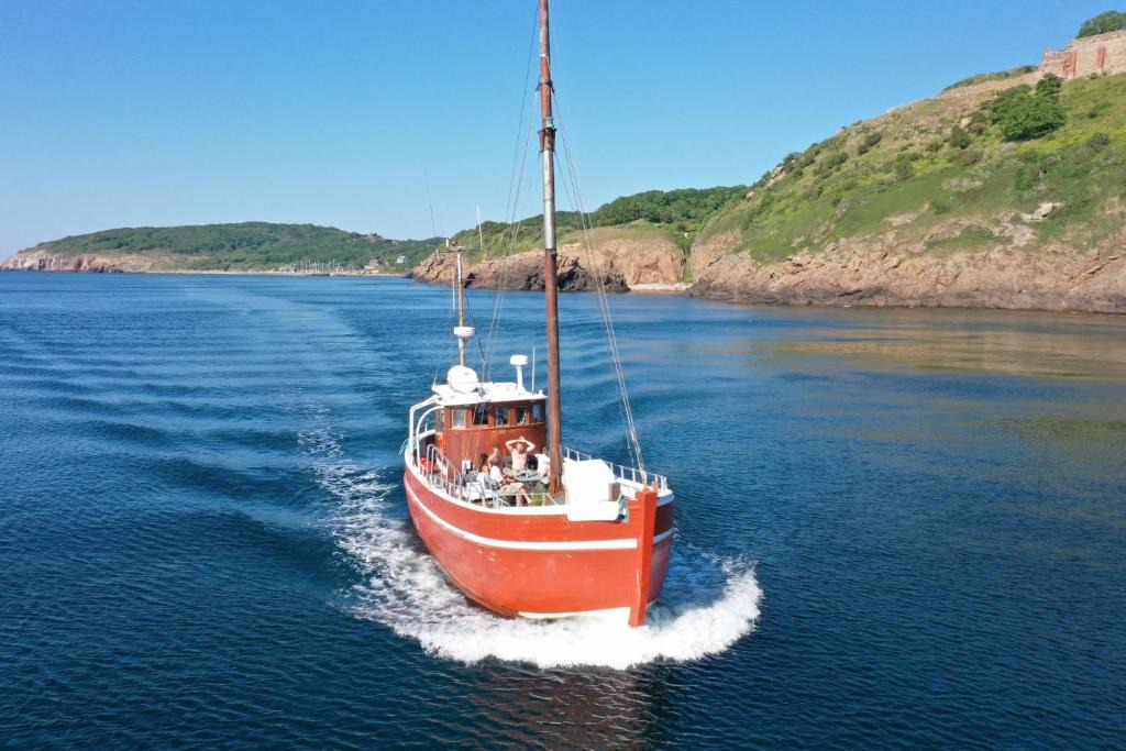 Nexø Boat Rental | Varra Water - Unique Boat Accomodation - Bornholm