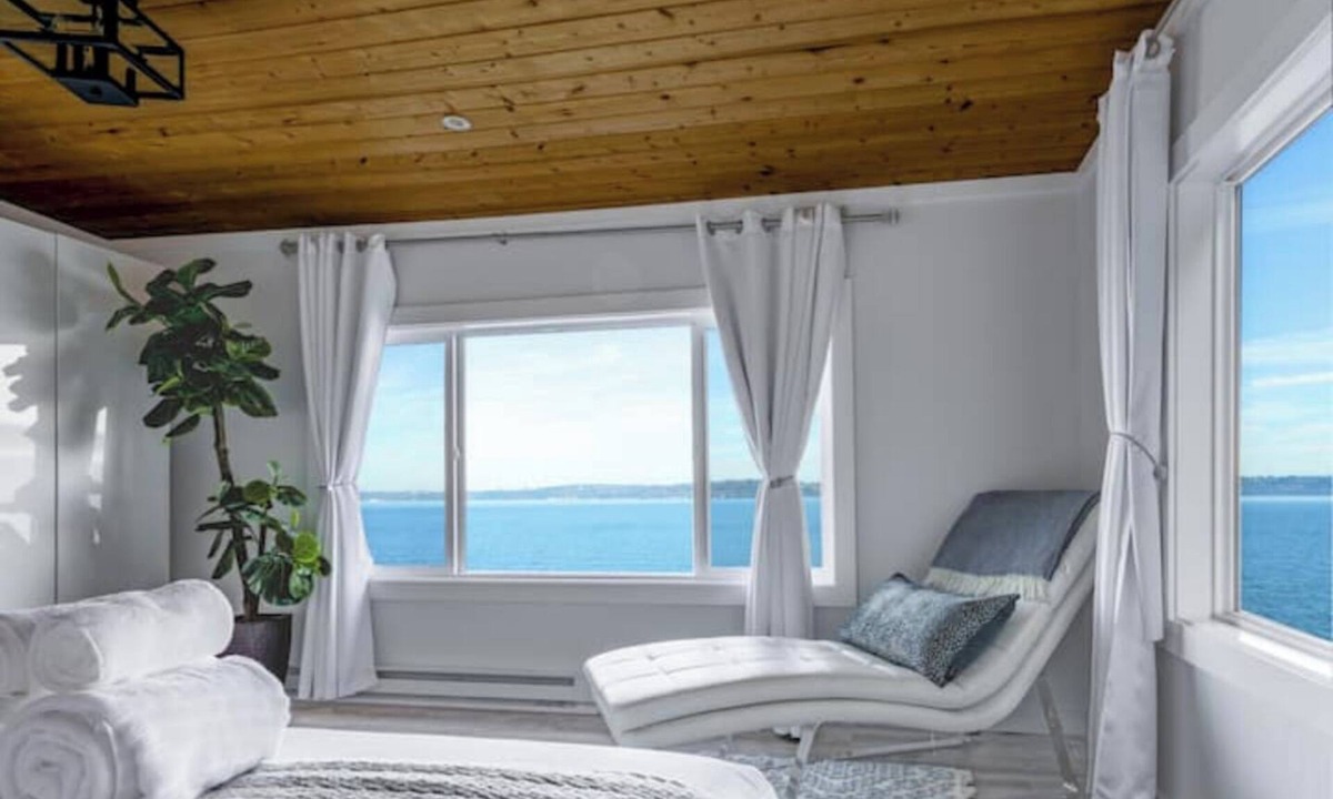 Vashon Island House | Vashon Modern Waterfront Retreat+Private Beach+BBQ+Firepit