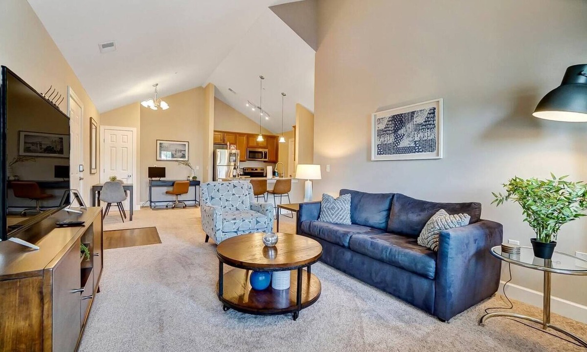 Westerville Apartment | Vaulted Polaris Loft | Balcony | Easy Free Parking