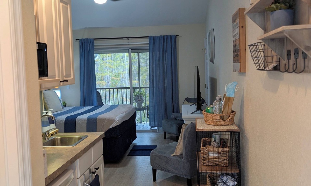 Lutz Condo | Vaulted Studio King Suite, 3rd Floor, Private Lanai - Clothing Optional