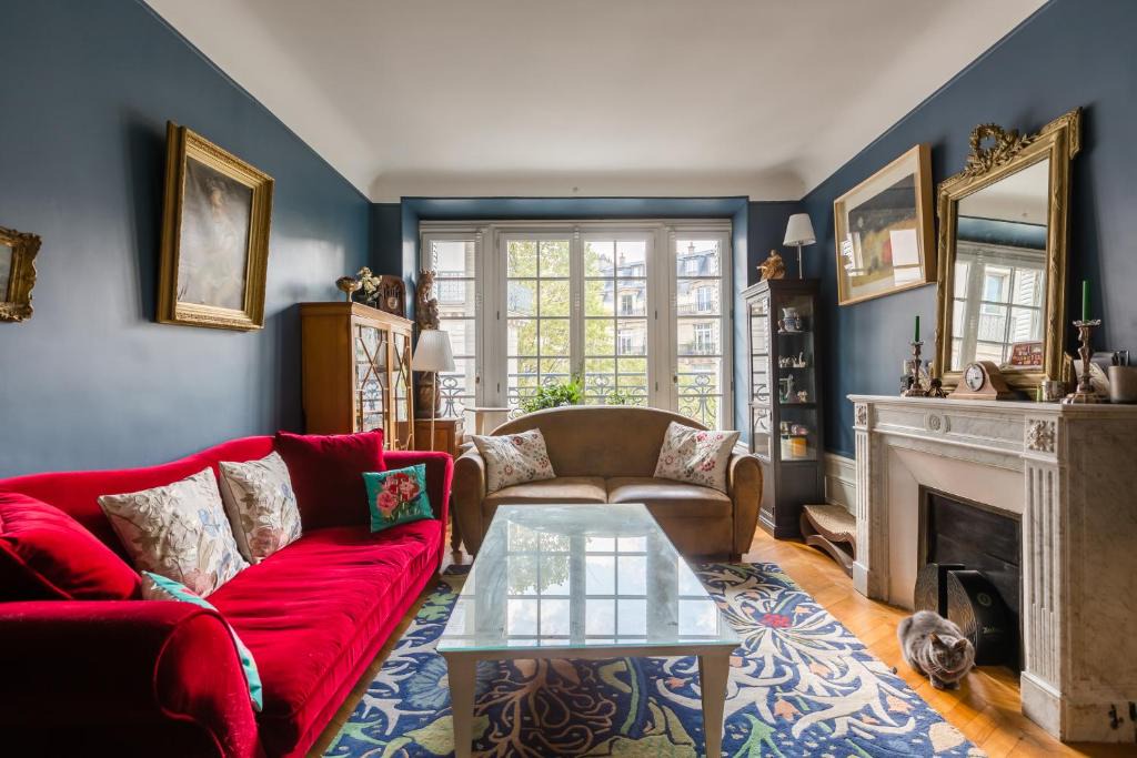 17th Arrondissement Apartment | Veeve - Opulent Blues in Batignolles