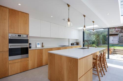 Oval House | Veeve - The Oval House