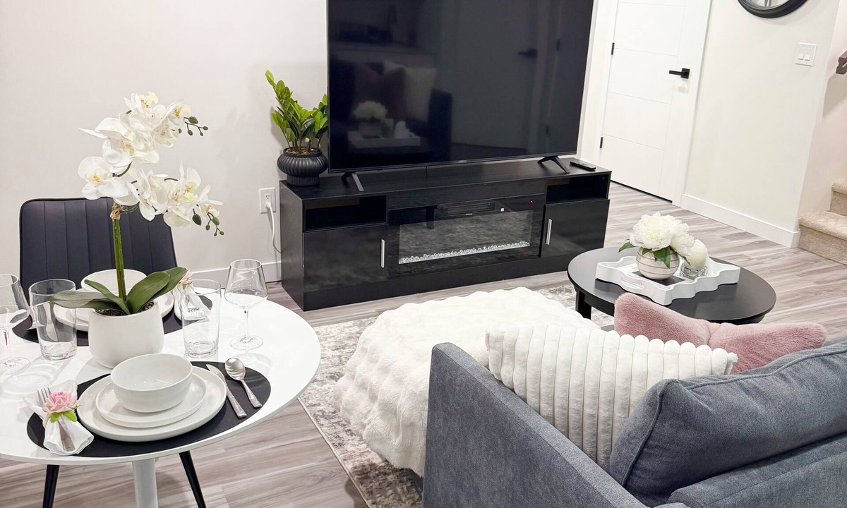 Transcona House | Velvet&Rose|Elegant Private 2BR Suite|Free Parking|Wi-Fi