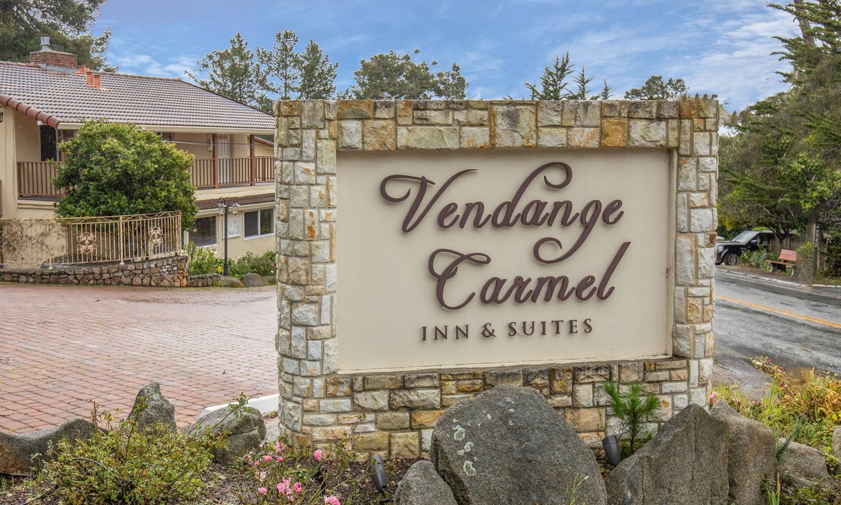 Northeast Carmel Hotel | Vendange Carmel Inn & Suites