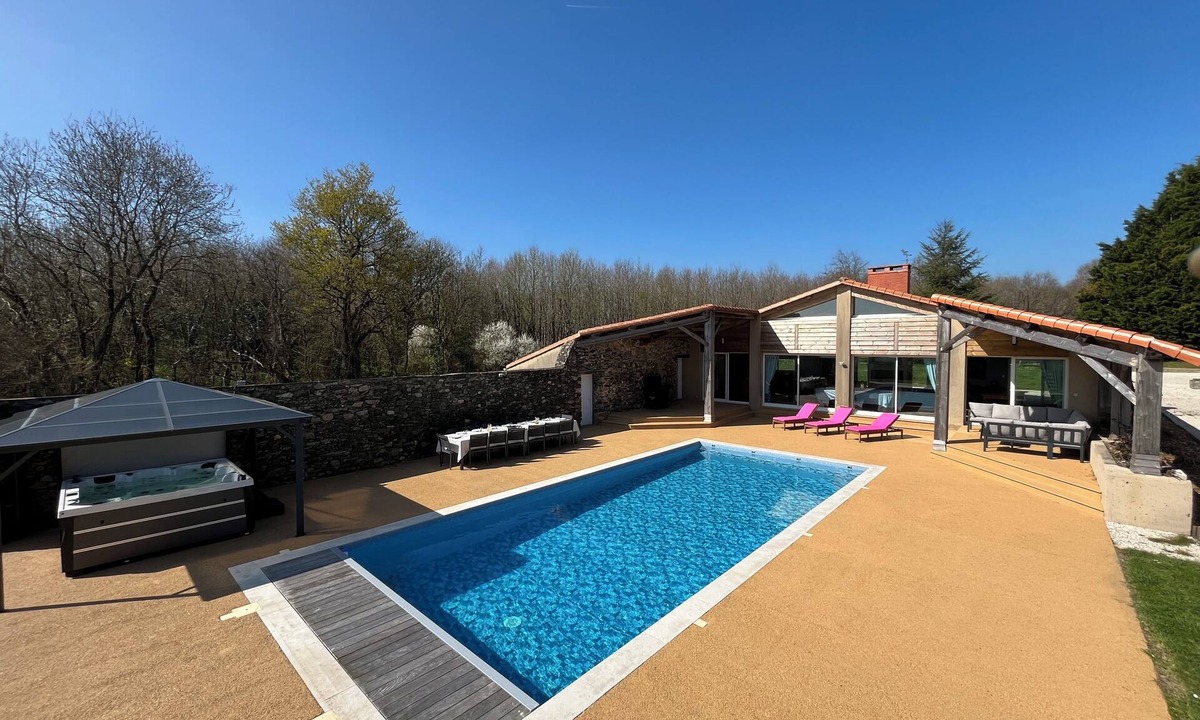Beaulieu-sous-la-Roche House | Vendée farmhouse, fully renovated with heated swimming pool