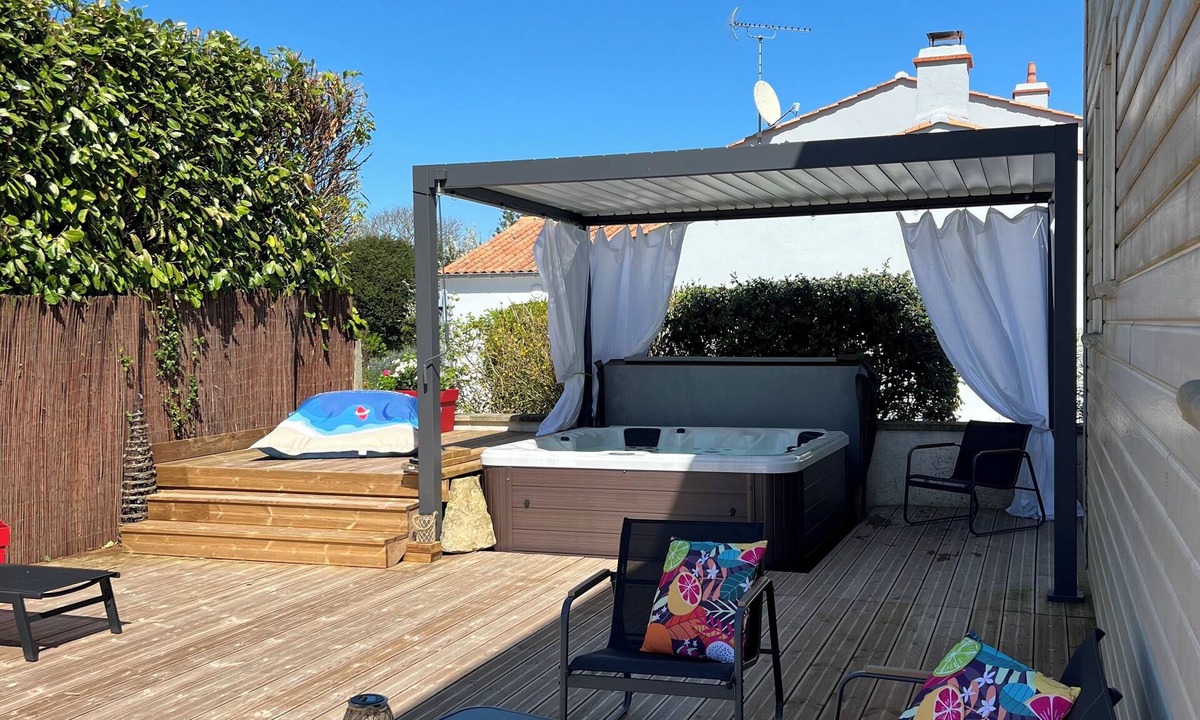 Saint-Michel-en-l'Herm House | Vendée getaway: large house with spa and terrace 10 minutes from the sea