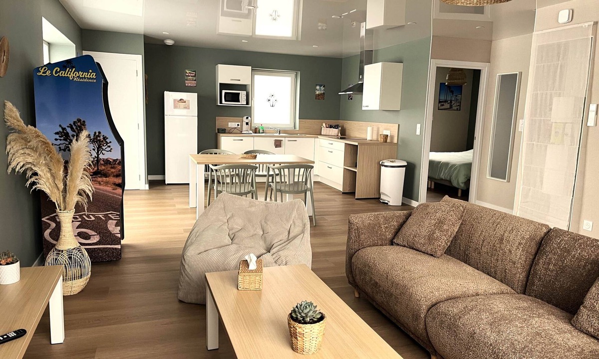 Neuf-Mesnil Apartment | Venice Beach - Suite in residence with swimming pool
