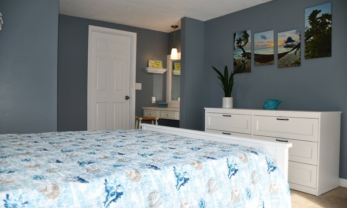 South Venice House | Venice Pool Home- Breezy Inn