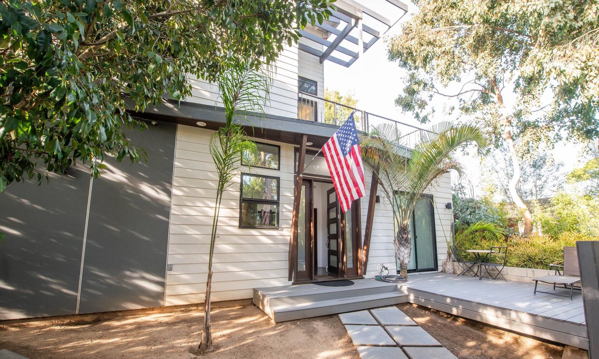 Venice House | Venice Studio With Outdoor Cabana Studio Bedroom Apts by RedAwning