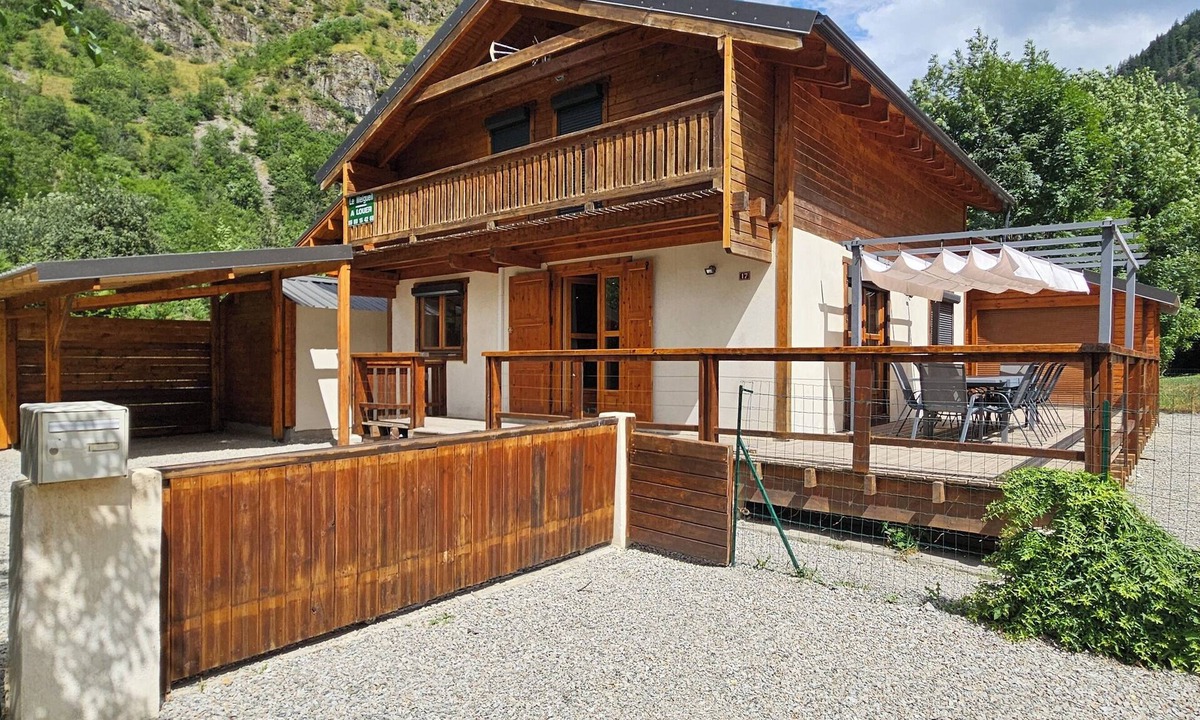 Venosc Ski Chalet | VENOSC VILLAGE Chalet "LE MELGUEIL" 3 */10 pers gondola 300m jacuzzi wifi