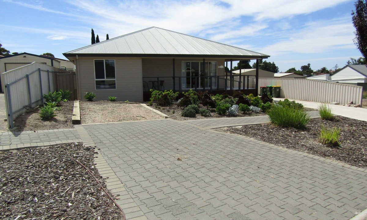 Port Vincent House | Ventnor Rise ~ Large back Deck , Room to move!