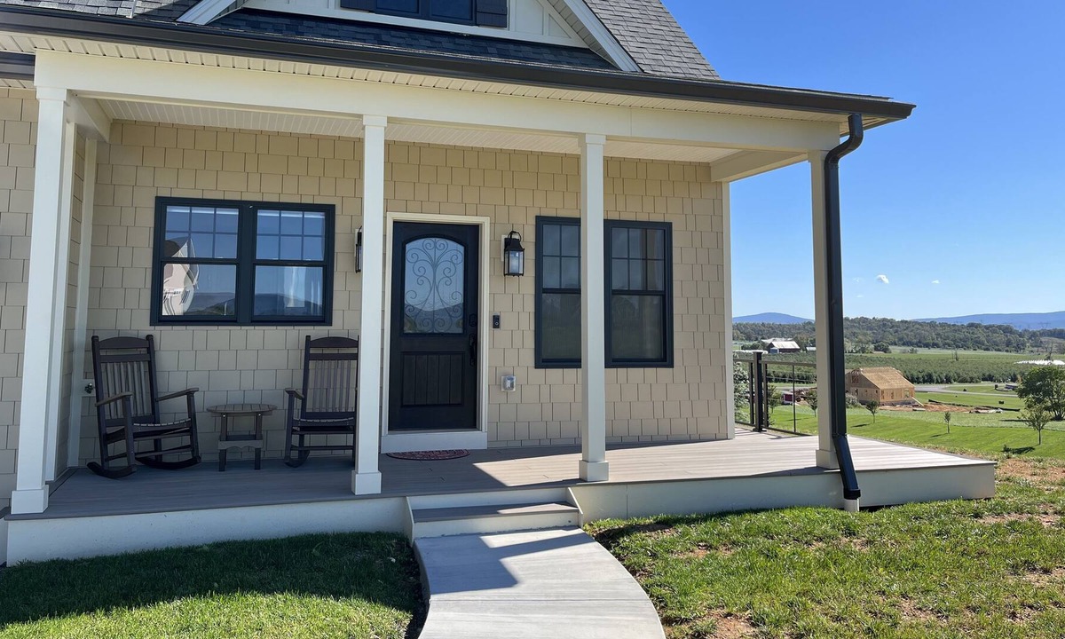 Stephens City Cottage | Ventura Cottage: breathtaking views/Outdoor Tub/4 acres/Gym/<10min to Winchester