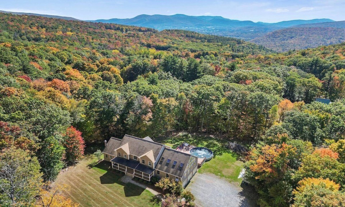 Pownal Villa | Vermont Vacation Villa—Grapevine Getaway
