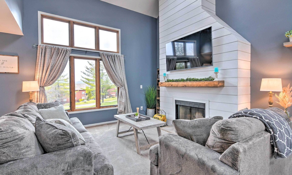 Vernon House | Vernon Township Home w/Deck on Golf Course