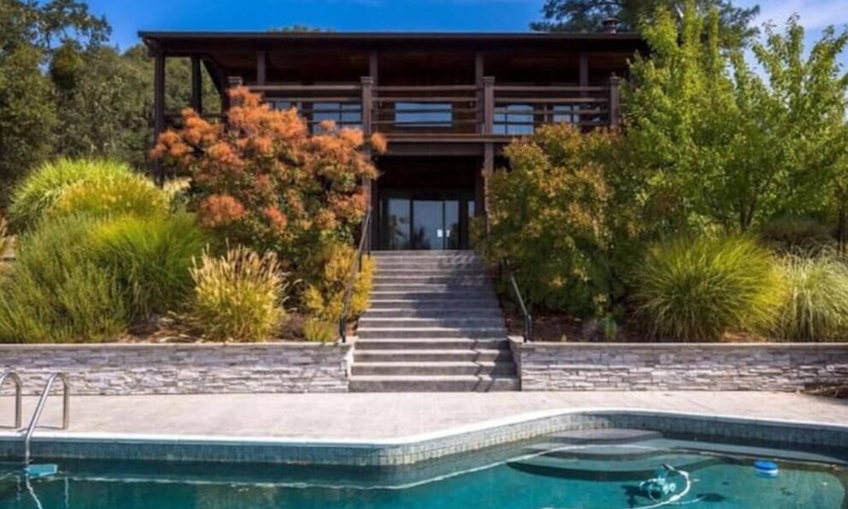 Ukiah House | Verona: Awesome Views, Pool, Vineyard, Hot Tub!