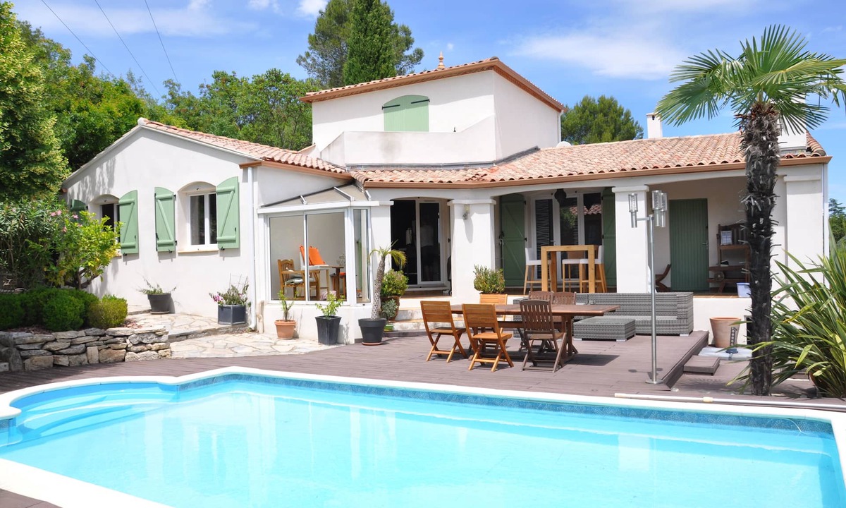 Sommieres Villa | Very Beautiful Villa Standing with pool and sauna.