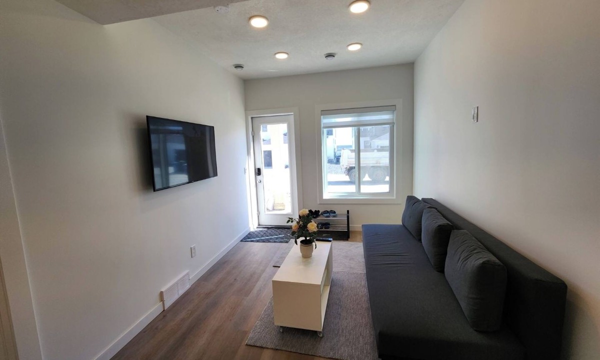 Cochrane House | Very bright walkout basement Close to Mountains