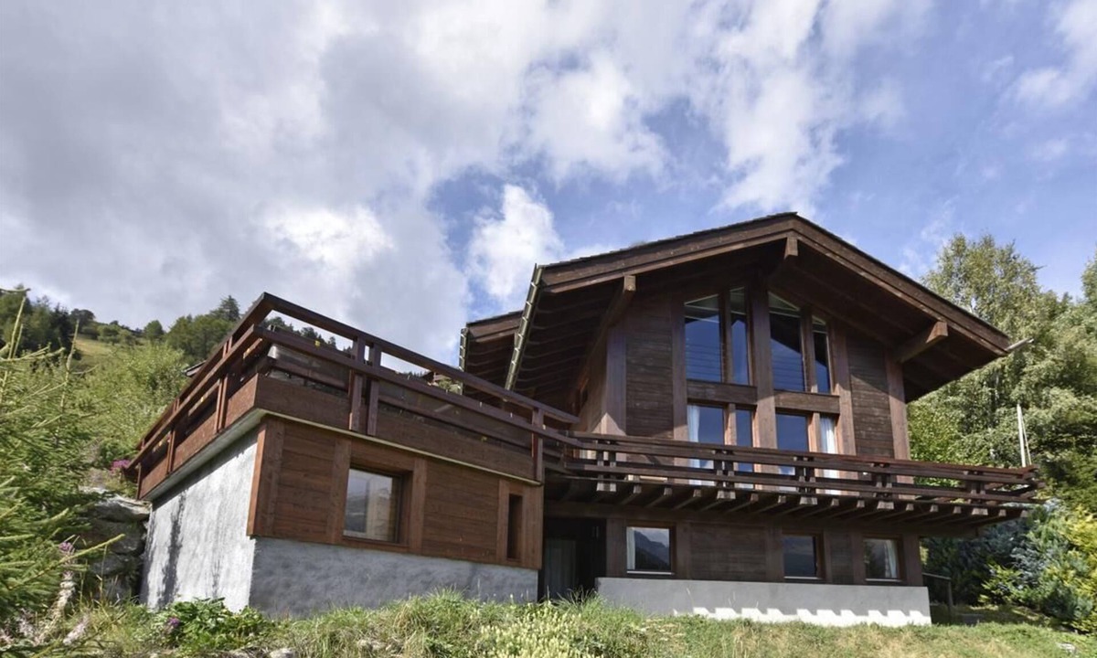 Grimentz Ski Chalet | Very comfortable chalet with sauna for 8-10 persons : Living room with fireplace - kitchen with dish