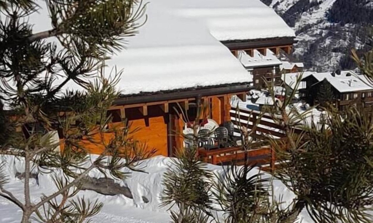 Grimentz Ski Chalet | Very comfortable chalet for 8 persons : Living room with non usable fireplace - kitchen with dishwas