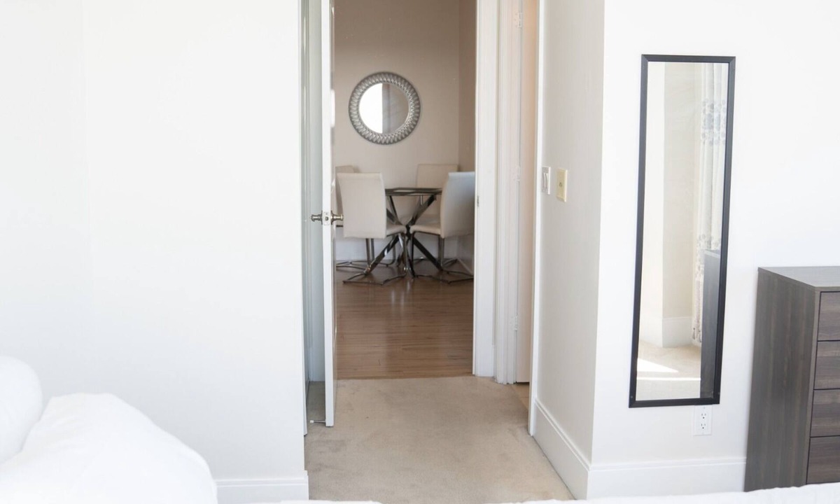 Downtown Mississauga Condo | Very cozy large 2/2 Mississauga condo with parking.