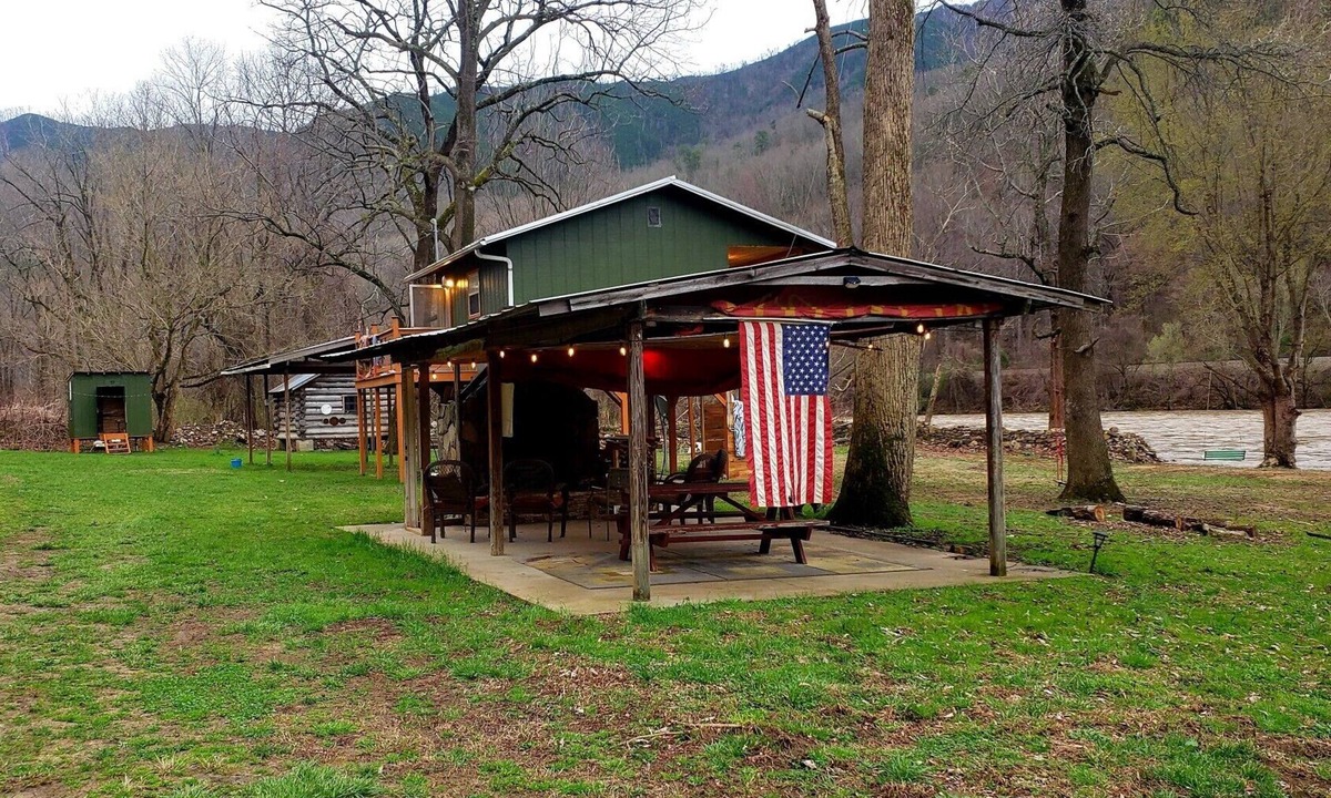 Del Rio Cabin | Very Private Riverfront Cabin 38 miles from Gatlinburg/Pigeon Forge/Sevierville