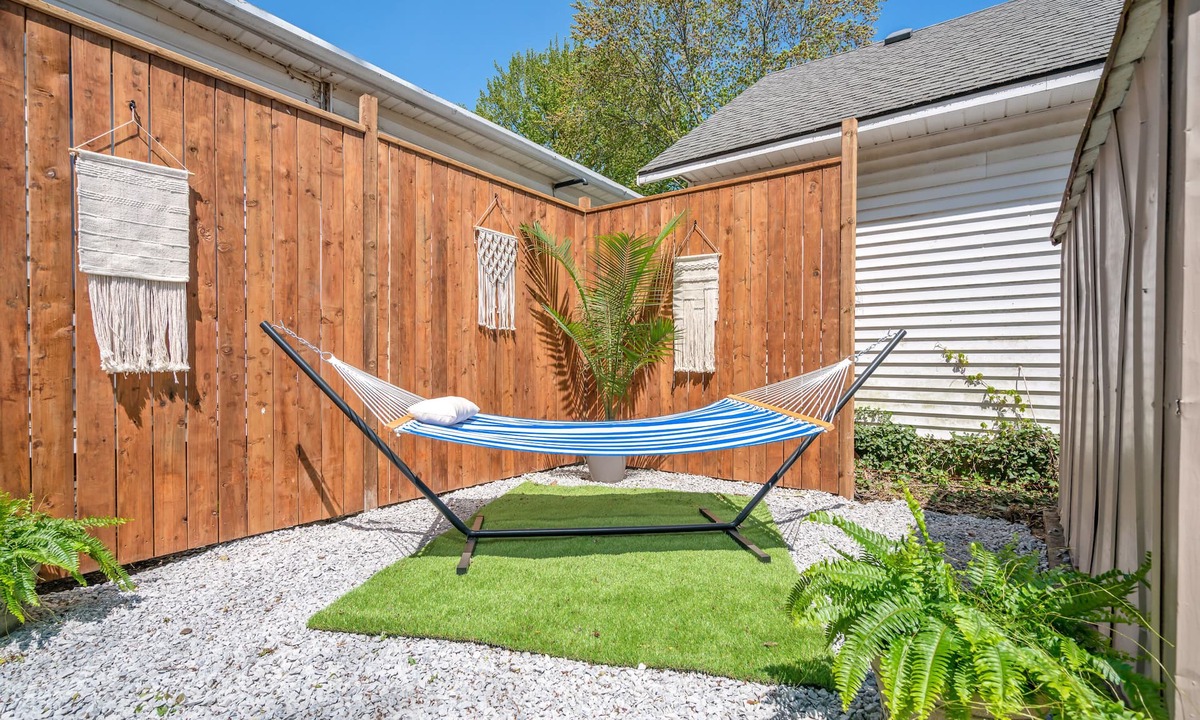 Crystal Beach House | Very Short 300 meter walk to the beach