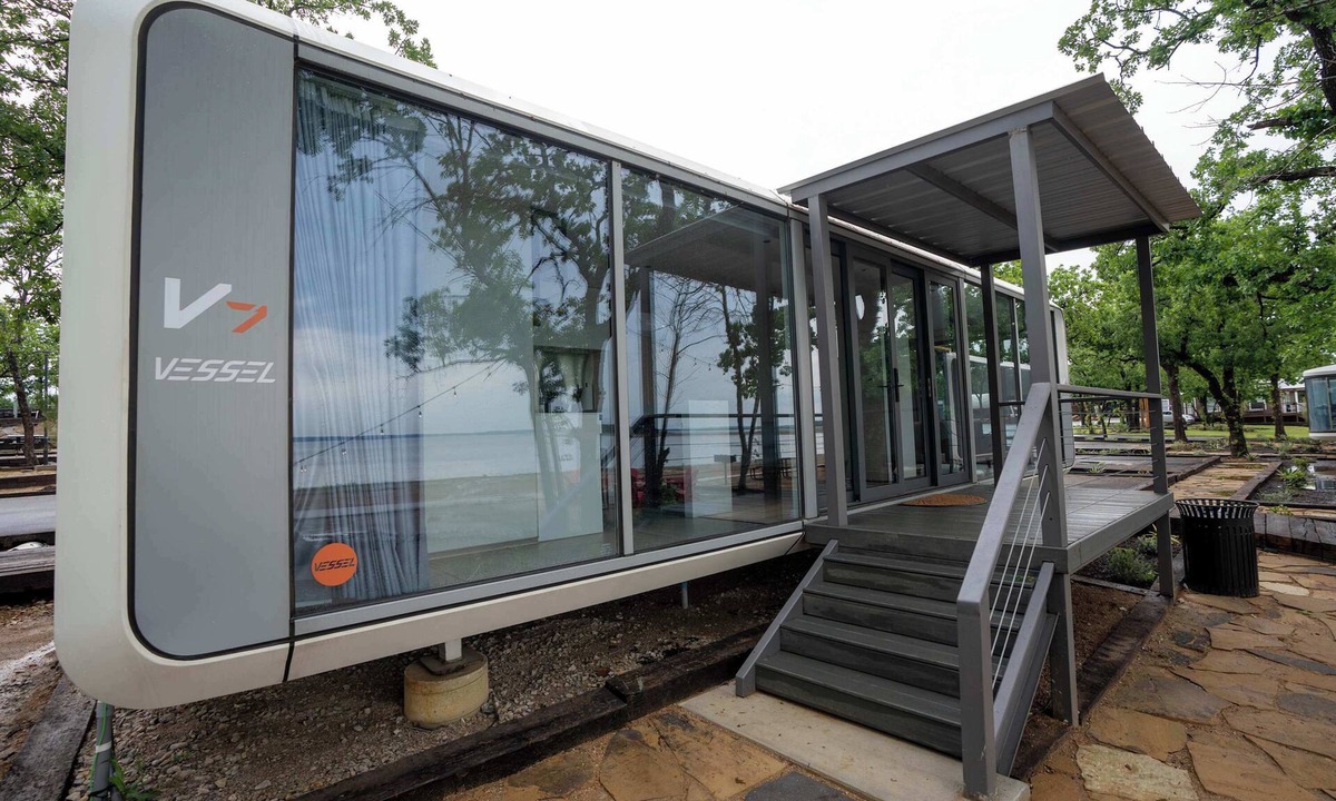 Bridgeport Apartment | Vessel 4 -Futuristic Vessel on the Lake | Fire Pit Wi-Fi Full Kitchen
