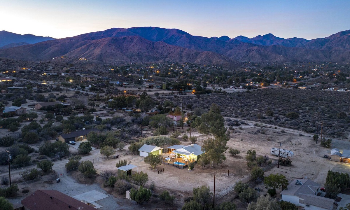 Morongo Valley House | Vibe Out on the deck at The Pinto Corral