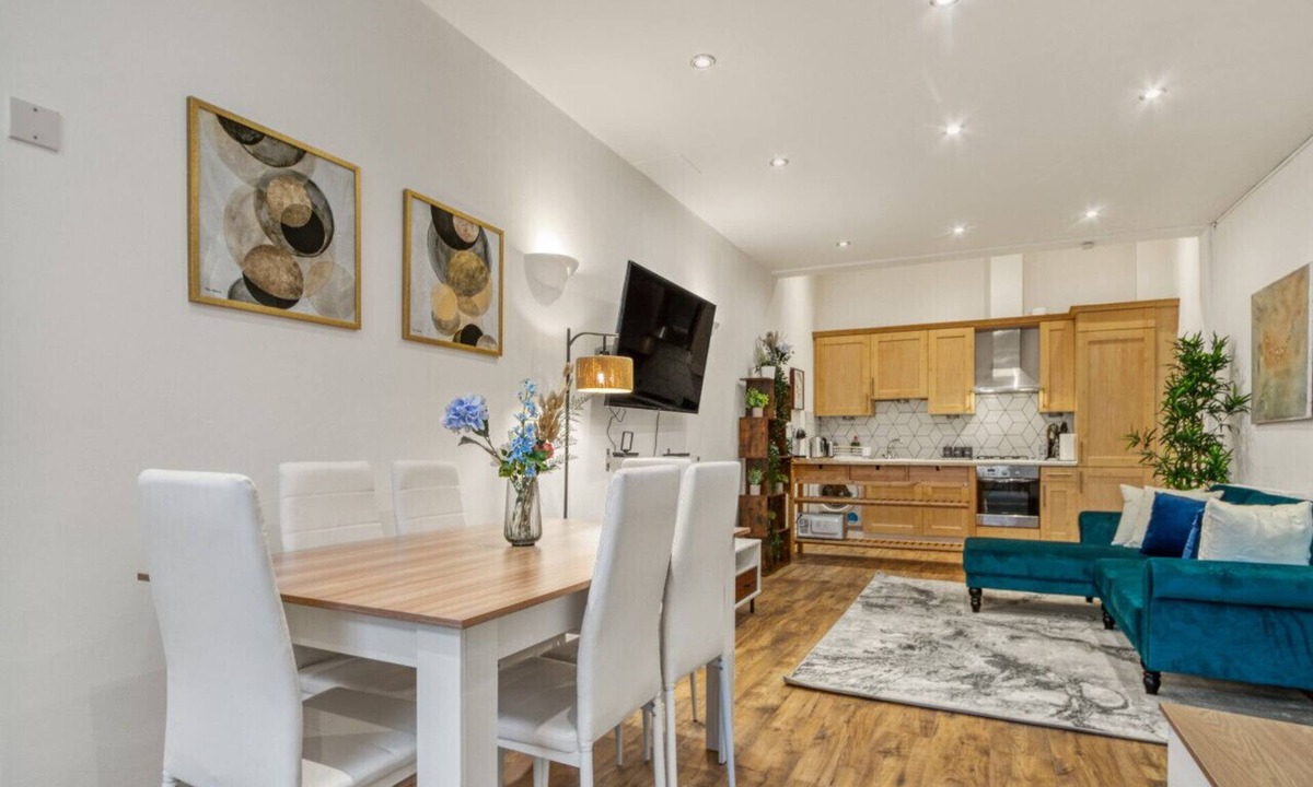 Bow Apartment | Vibrant 2-Bed by Bow