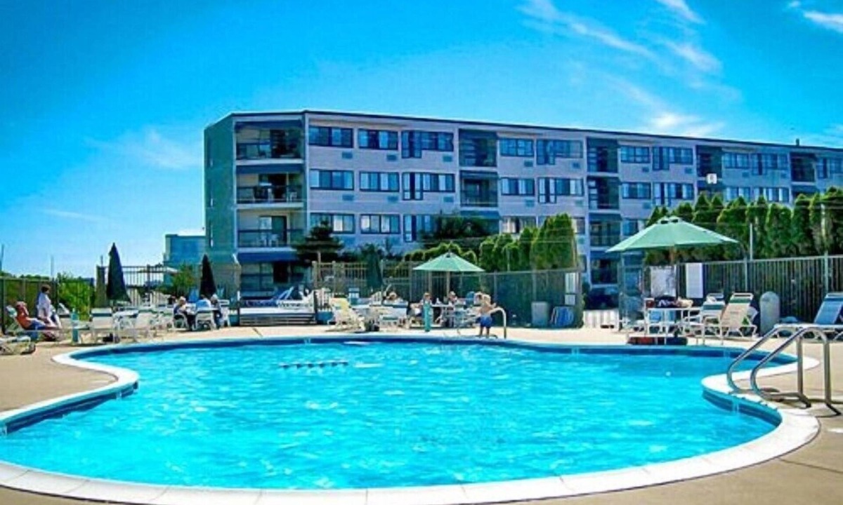 Southend Condo | Vibrant 2BR Jersey Shore Condo with Pool & Amenities