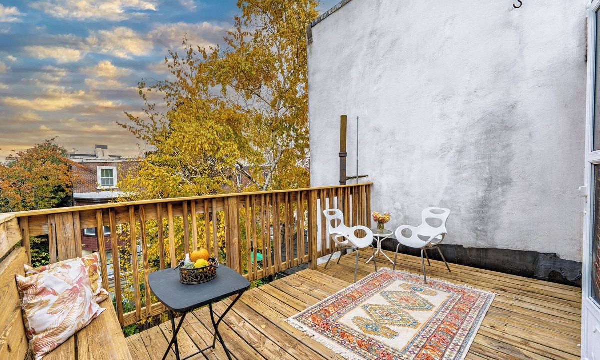 Spring Garden Apartment | Vibrant Fairmount Loft : Walk to Art Museum, Shops, Dining