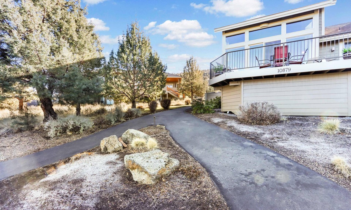 Redmond Condo | Vibrant home with fireplace, large balcony & access to indoor-outdoor pools