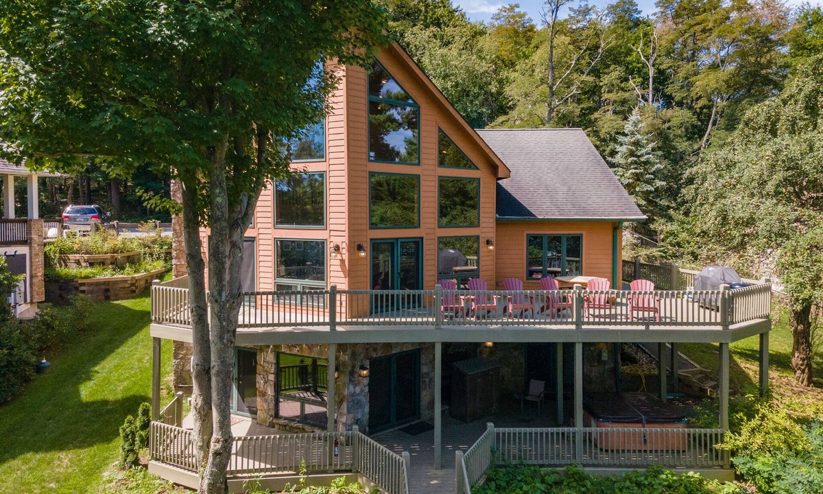 The View House | Vibrant Lakeview Chalet w/Huge Deck