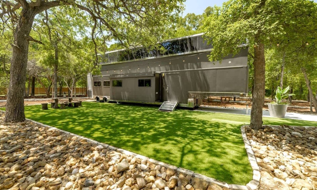 Austin Villa | Vibrant Luxury Villa Oasis near Lake Walter E. Long in Texas