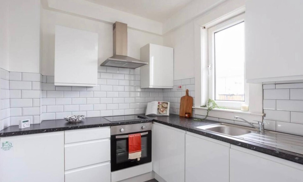 Shotts Apartment | Vibrant & Modern 2-BR Apartment between GLA/EDI!