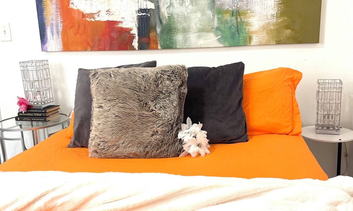 Redford House | Vibrant Oasis, Charming 3-bedroom 2 Bath house