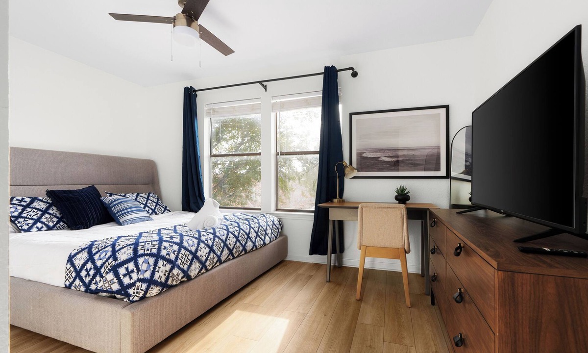 Austin House | Vibrant peaceful townhome-Fast wifi, walk to HEB, Starbucks, & restaurants
