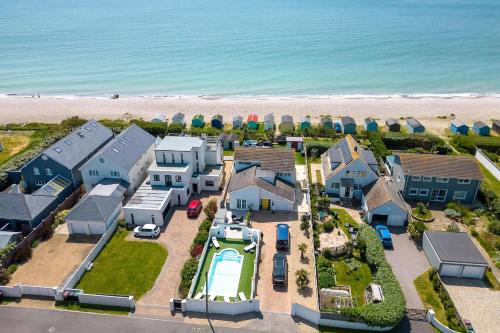 East Wittering House | Vibrant Seafront Home for 10 with Pool