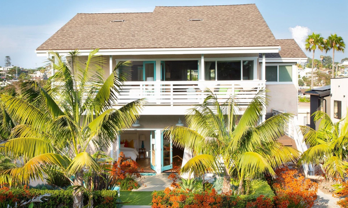 Encinitas House | Vibrant & Spacious Endless Summer Manor