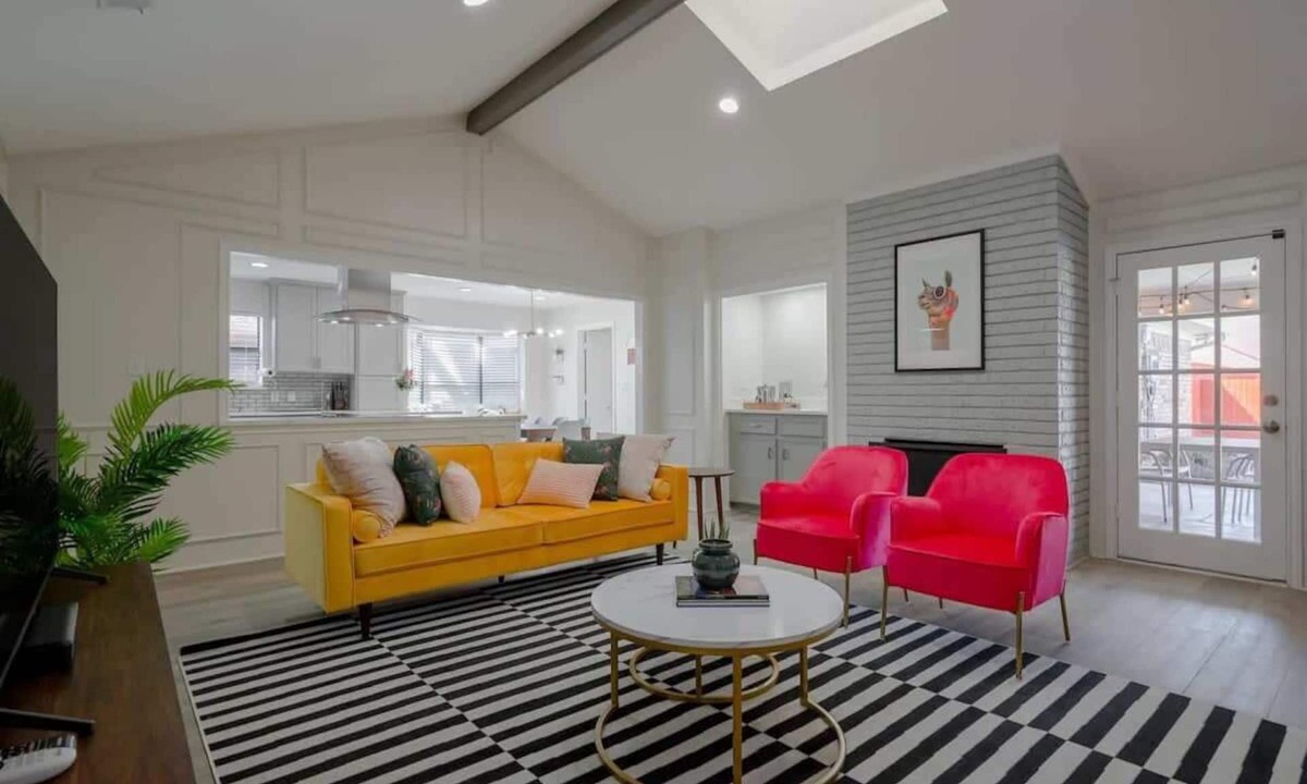 Richardson House | Vibrant Spacious Home w/Private Pool and Jacuzzi