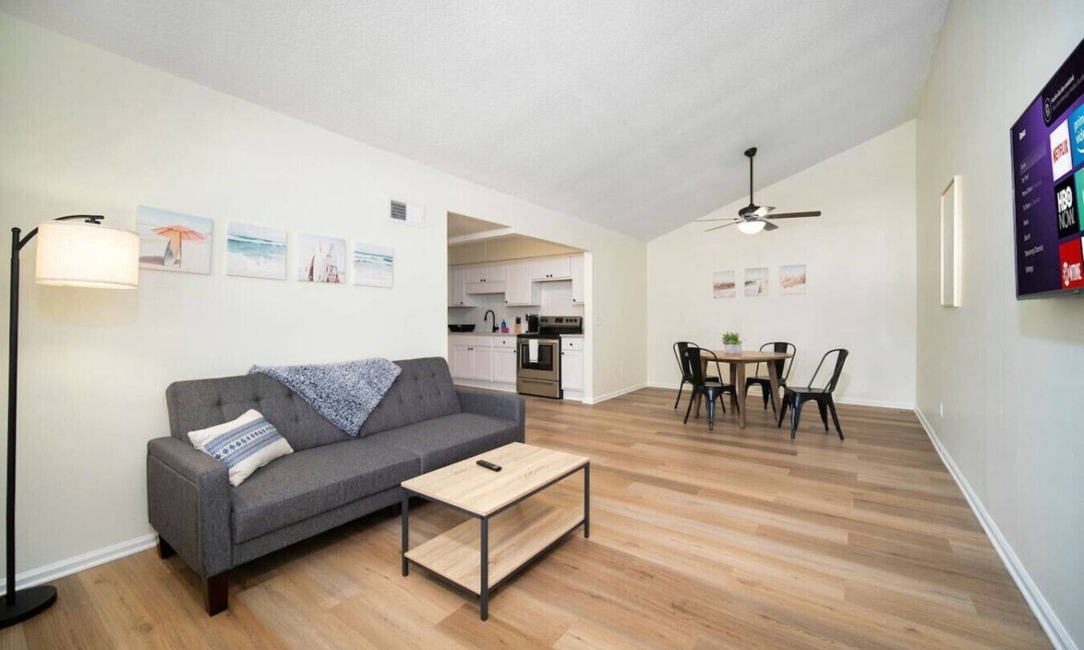 Southpoint House | Vibrant Stay Near Museums and Beaches