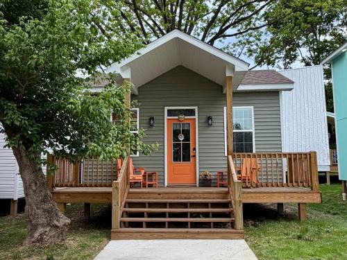 Cape Girardeau Resort | Vibrant Tiny Home Retreat on Creek & Fire Pit