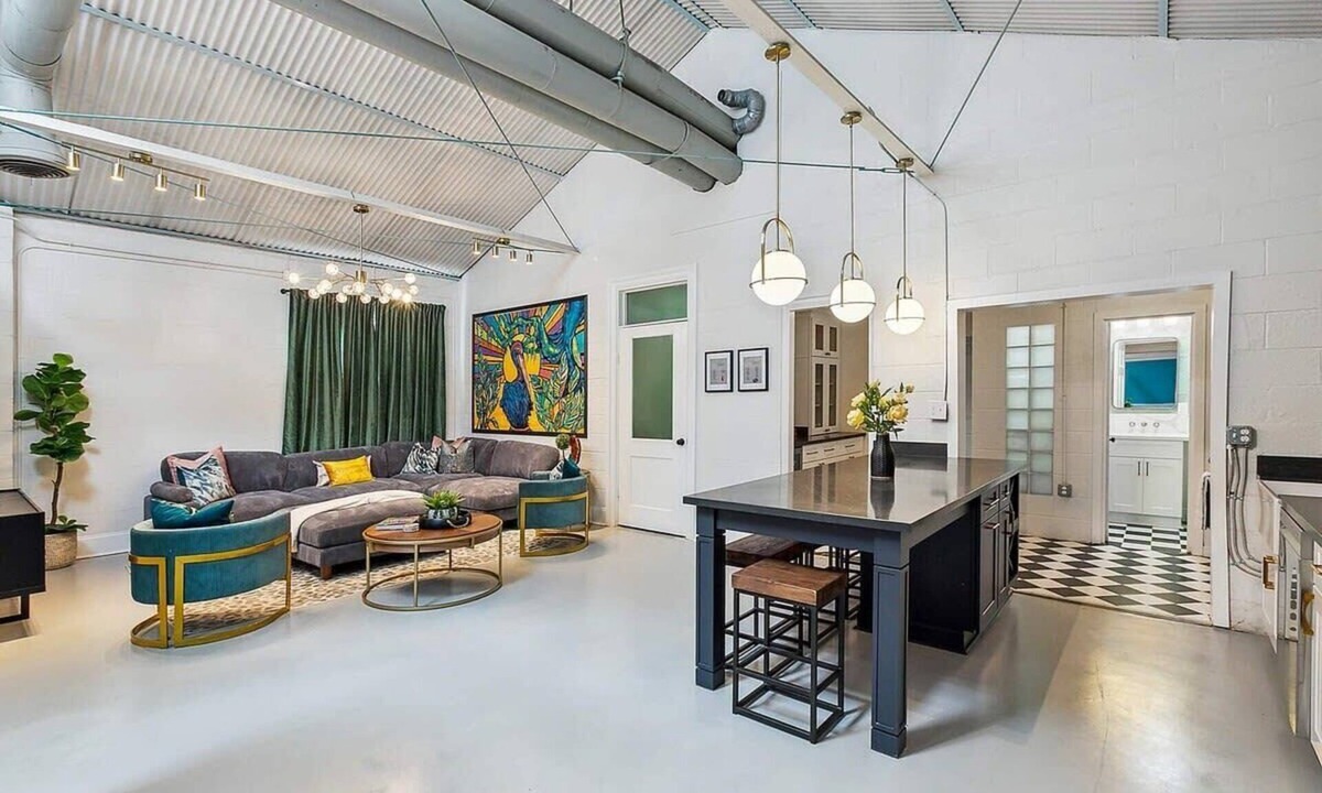 East Riverside House | Vibrant Uptown 5BD. Artist's Dream Home!